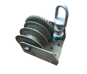 Ceiling winch 600 kg self-locking lacquered - installation in an average house Lubing (4415) - Фото