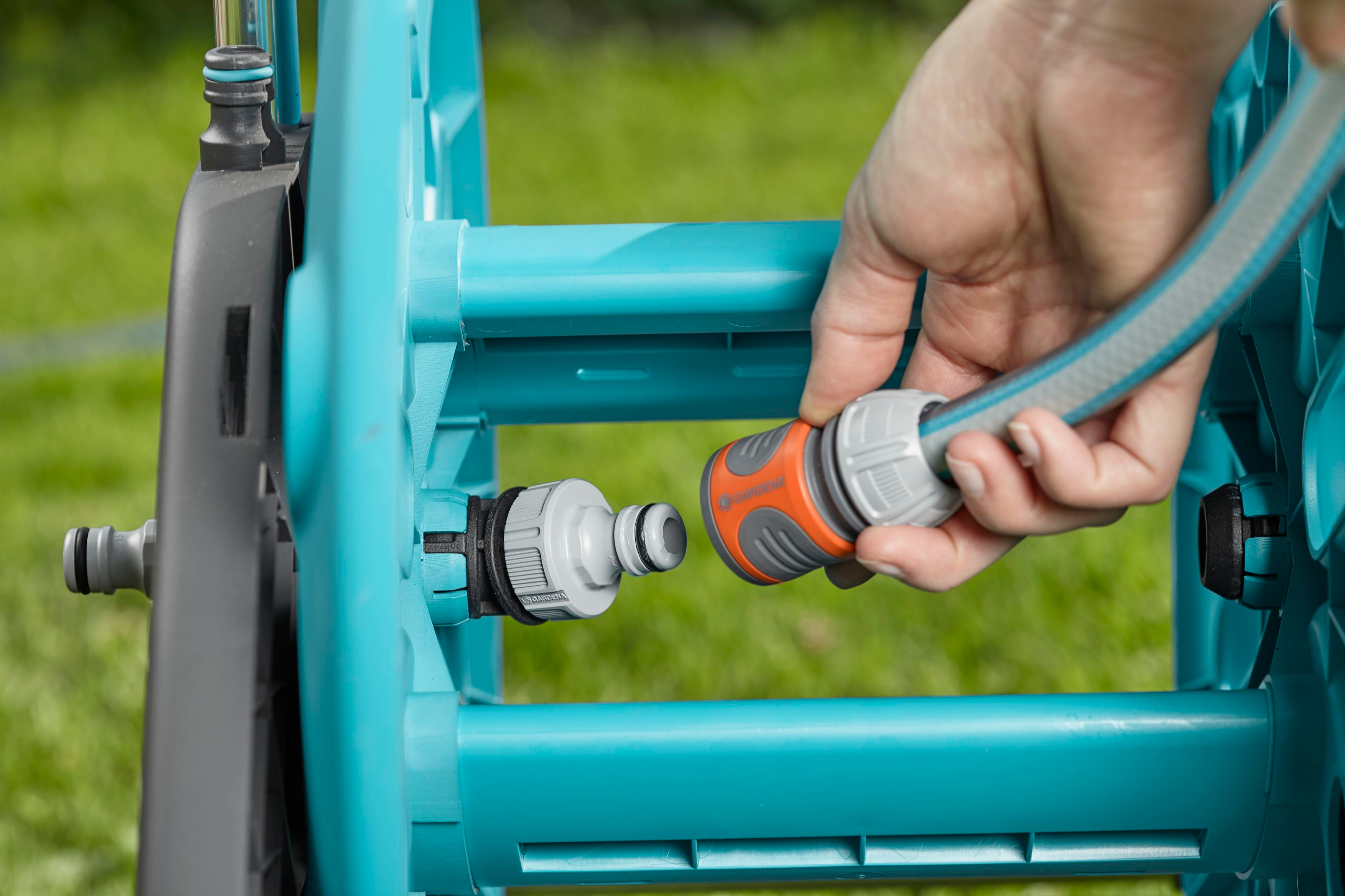 застосування візка Gardena AquaRoll M Easy у саду