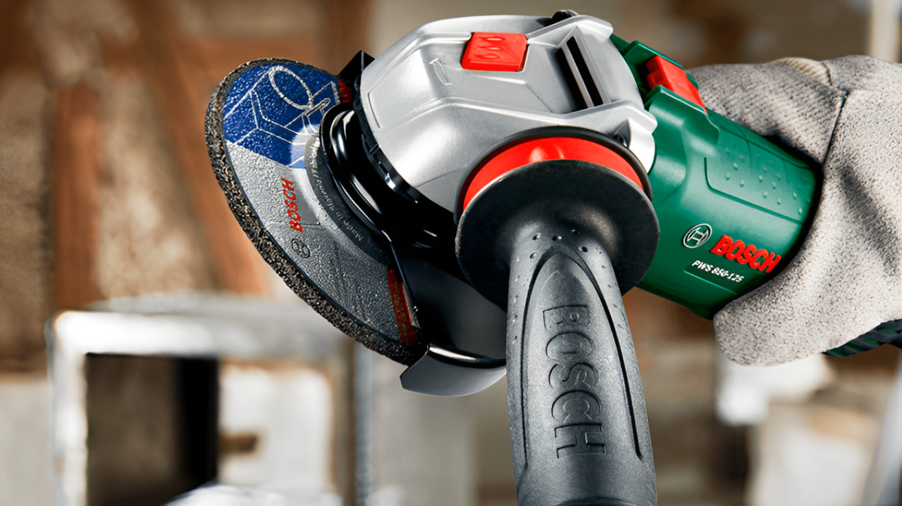 Шлифовальная машина Bosch в работе