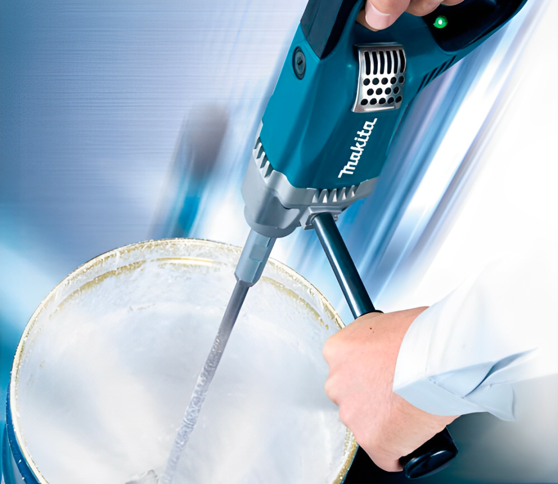 Строительный миксер Makita в работе