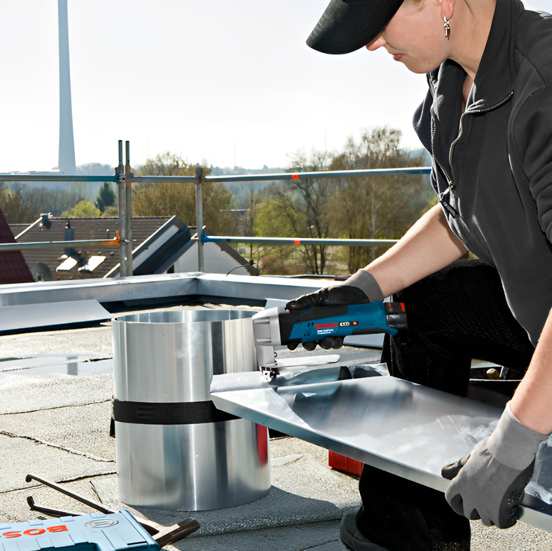 Электроножницы по металлу Bosch в работе