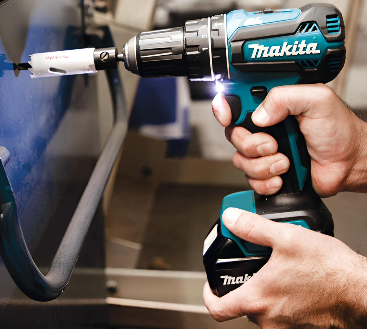 Акумуляторний шуруповерт Makita у роботі