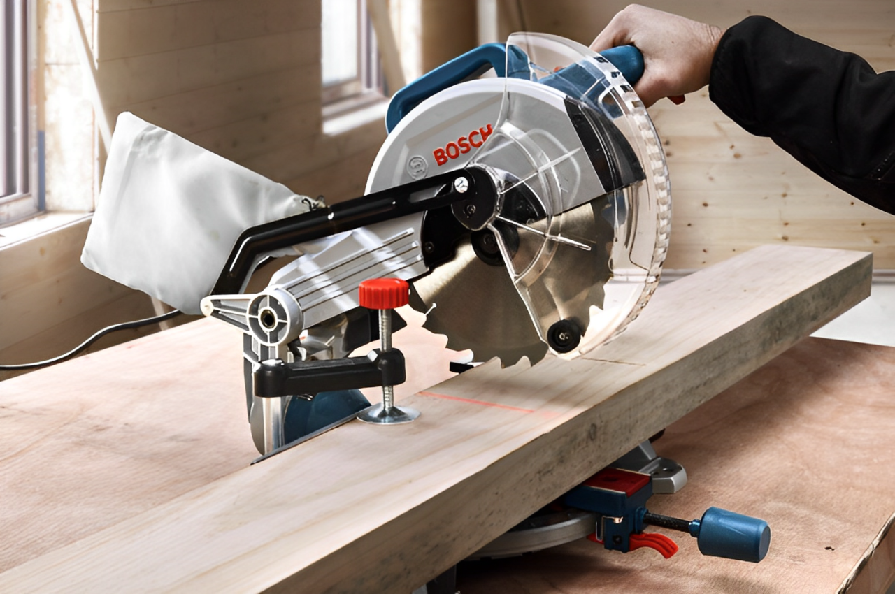 Торцовочная пила Bosch в работе